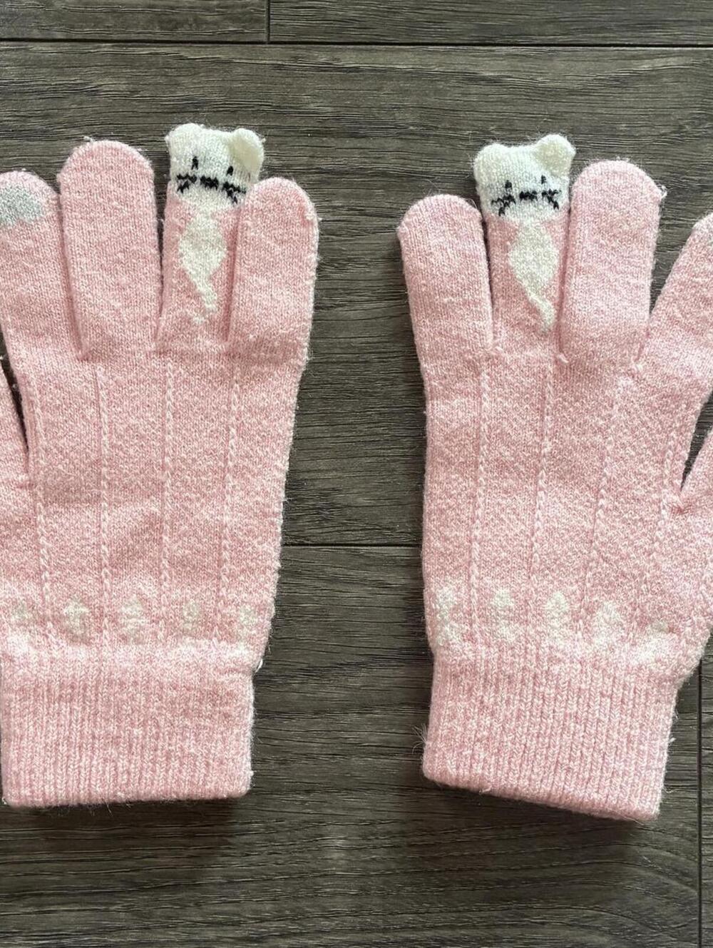 Pink winter gloves